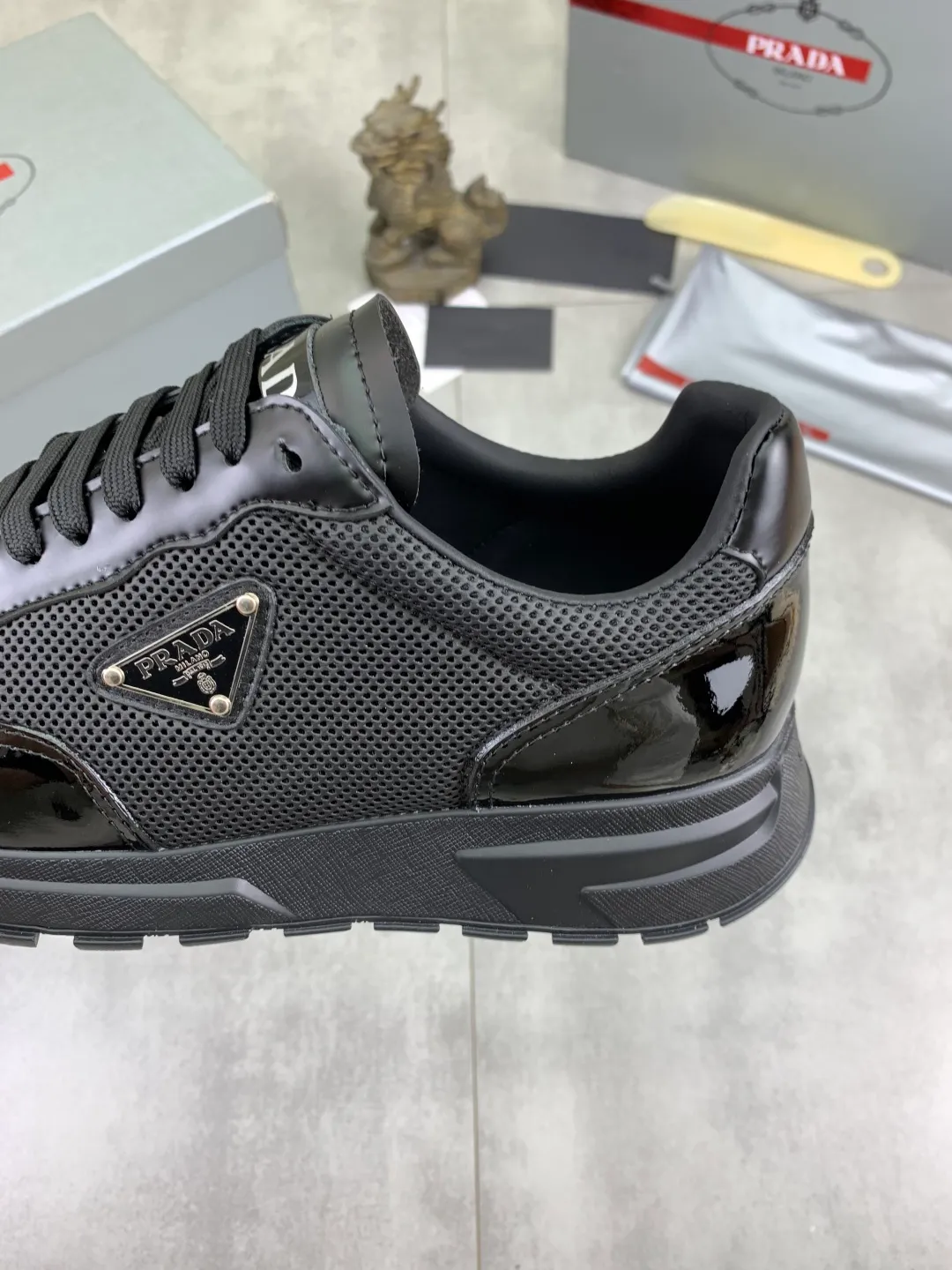 Men's Men's Shoes 💰P600 💰【New Style】 The latest model of high-quality PRADA classic men's shoes has been launched on the official website at 1:1, synchronized in Hong Kong, and on the same catwalk; all made of calfskin➕imported cowhide lining, 🍡🍡original rubber outsole, non-slip and wear-resistant; comfortable on the feet, attractive style, fine workmanship, and simple and neat shoe lasts, showing the courage and toughness of men, 👍Size: 39-44 (45 can be customized) black White color🉑️choose